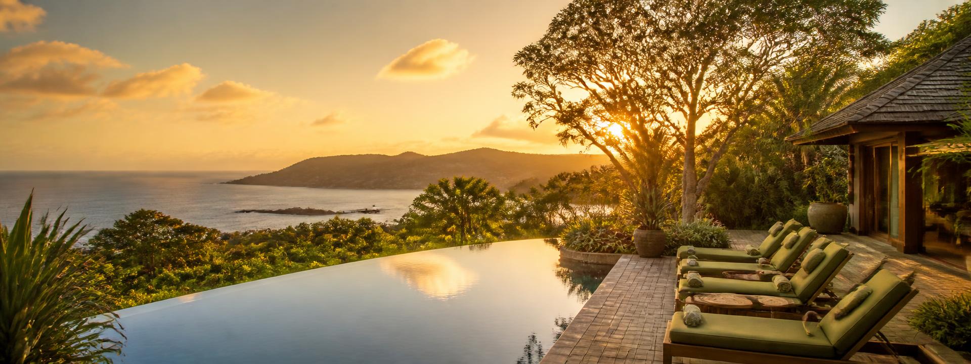 Resort brasileiro com piscina e deck ao pôr do sol